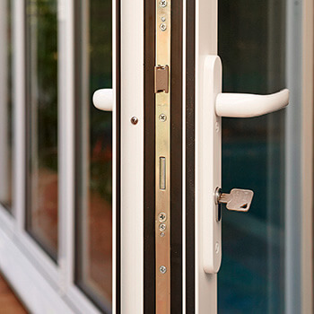 Bifold door handle and lock