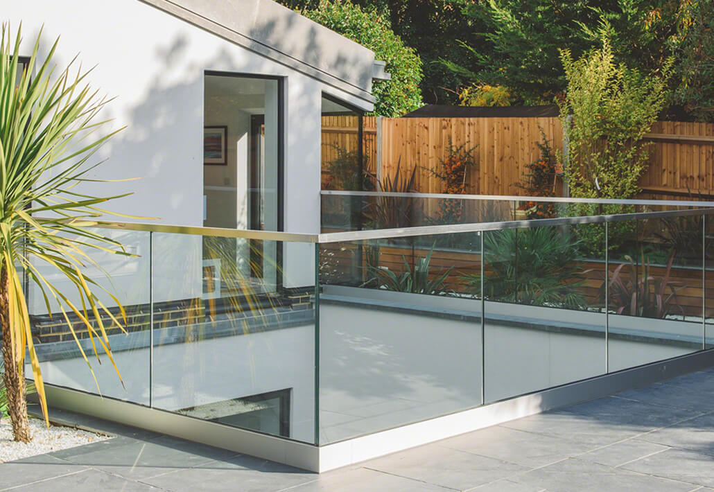 Glass balustrade with a frame